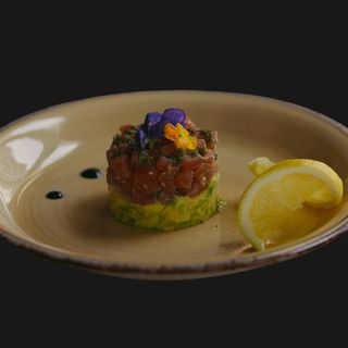 RED TUNA TARTAR / TARTAR DE TON CU GUACAMOLE