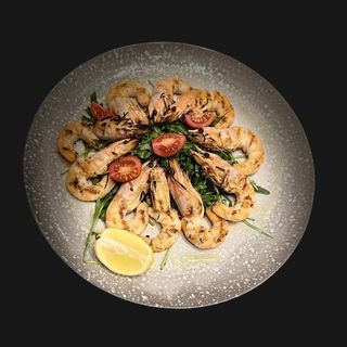 SHRIMP & ROCKET SALAD / CREVEȚI BLACK TIGER LA GRĂTAR PE PAT DE RUCOLĂ
