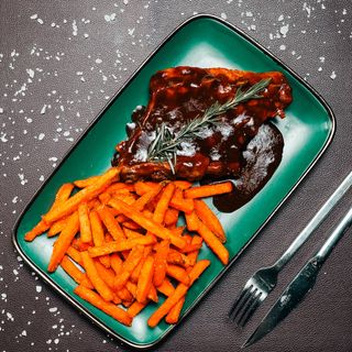 Coaste de Porc cu sos barbeque si cartofi dulci 650g