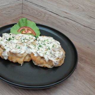 Snitel de pui cu sos de ciuperci