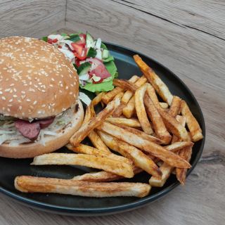 Hamburger Ciolan cu cartofi pai