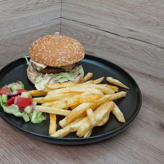 Hamburger Sörpatika cu cartofi pai