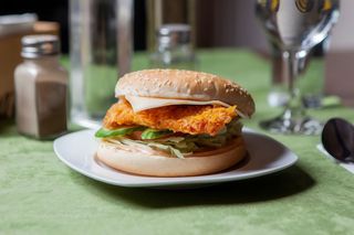 Cheeseburger de pui cu cartofi pai