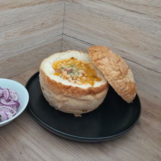 Ciorba de fasole cu afumatura in paine