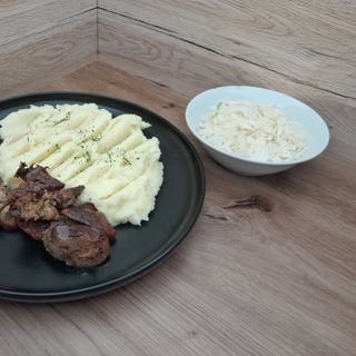 Ficatei de pui la tigaie cu cartofi pireu