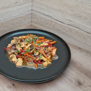 Tigaie picanta cu piept de pui