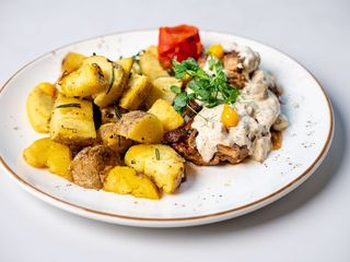 Ceafă de porc la cuptor cu sos de hribi