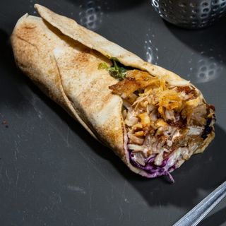 Shaorma mixtă la farfurie