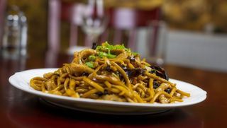 Taitei prajiti cu carne de pui