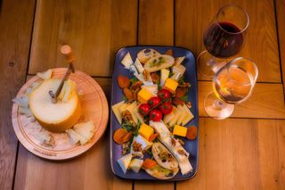 Platou de brânzeturi, fructe confiate și nuci