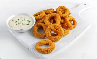 Inele de ceapă cu tzatziki