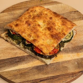 Sandwich vegan cu legume la cuptor și sos pesto