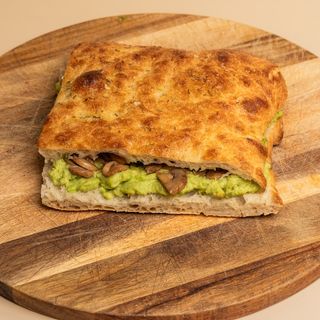 Sandwich vegan cu guacamole și ciuperci