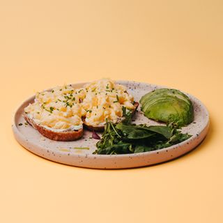 Toast cu omleta scrambled