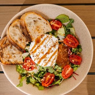 Salata cu branza de capra