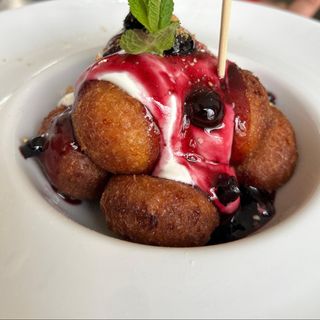 Papanasi cu dulceaţă de afine