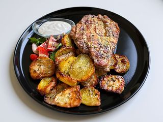 Ceafa de port la grill cu cartofi la cuptor si sos de usturoi