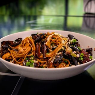 Noodles cu Vită și Trio de Ciuperci