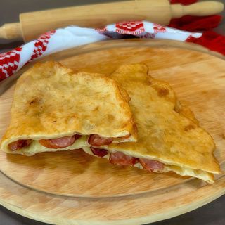 Langoş umplut cu cârnați