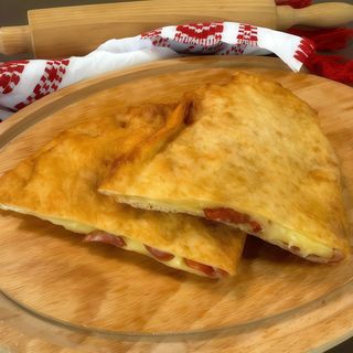 Langoș umplut cu cârnați și caşcaval