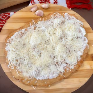 Langoş cu brânză, smântână