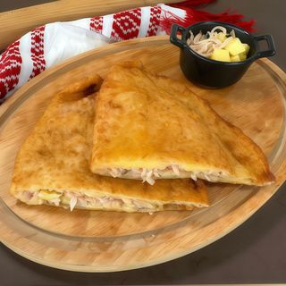 Langoş umplut cu șuncă și caşcaval