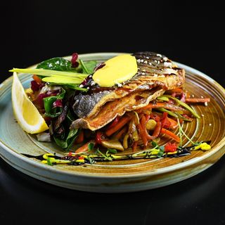 Lup de mare cu legume sote - 330 gr 