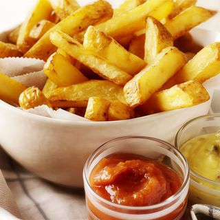 Cartofi pai cu ketchup și maioneză