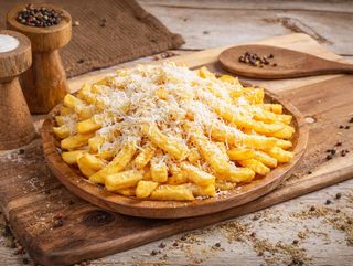 Cartofi prajiti cu branza rasa