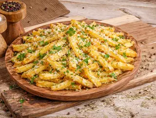 Cartofi prajiti cu parmezan si usturoi