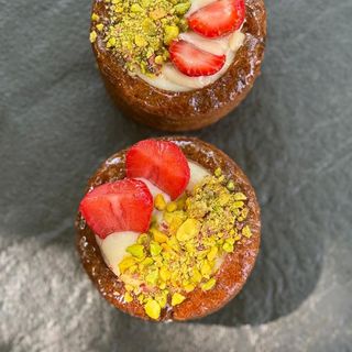 Prajitura vegana cu fistic si capsuni 