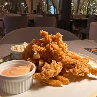 Strips de Pui Crocanți cu Cartofi Prăjiți și Sosul Casei