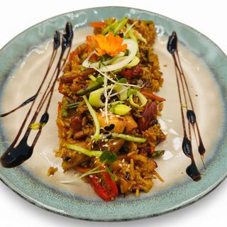 Orez Prăjit cu Pui, Bacon, Chorizo și Creveți