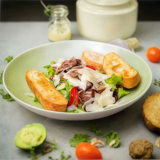 Salata cu vitel rumenit