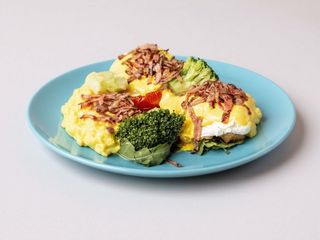 Oua posate cu broccoli brezet in unt si bacon crocant