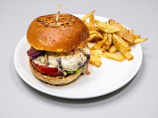 Blue Burger Black Angus cu cartofi prajiti