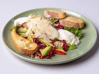 Salata cu pui copt si crema de branza