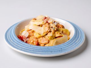 Tagliatelle cu somon afumat si sos rose
