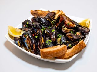 Scoici în sos de vin alb