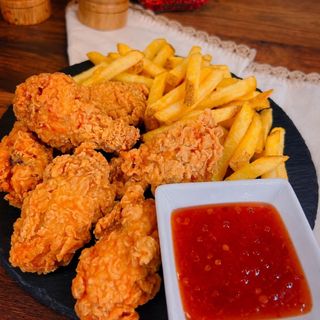 Aripioare de pui crispy cu sos sweet chilly si cartofi prajiti
