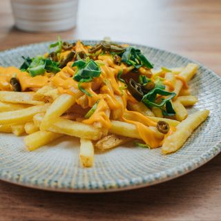 Cartofi prajiti cu sos cheddar, jalapeno si praz