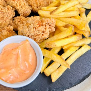 Aripioare de pui crispy cu sos spicy mayo și cartofi prăjiți