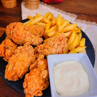 Aripioare de pui crispy cu sos de usturoi si cartofi prajiti