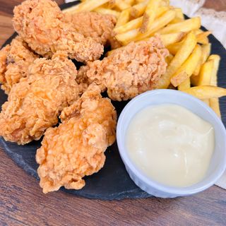 Aripioare de pui crispy cu sos honey garlic și cartofi prăjiți