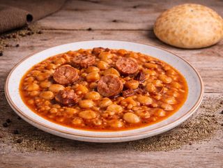 Iahnie de Fasole cu Cârnați