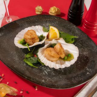 SAINT JACQUES GRATINATE CU PARMEZAN PE PAT DE ALGE