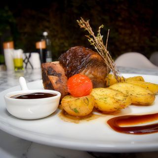 COASTA DE VITA FRAGEZITA LA CUPTOR CU JUMATATI DE CARTOFI LA GRATAR