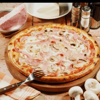 Pizza Prosciutto and funghi medie Ø 32cm