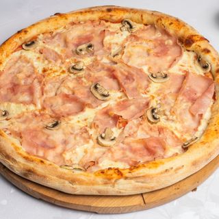 Pizza Prosciutto and funghi medie Ø 32cm