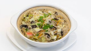 Spaghetti cu fructe de mare în vas de lut